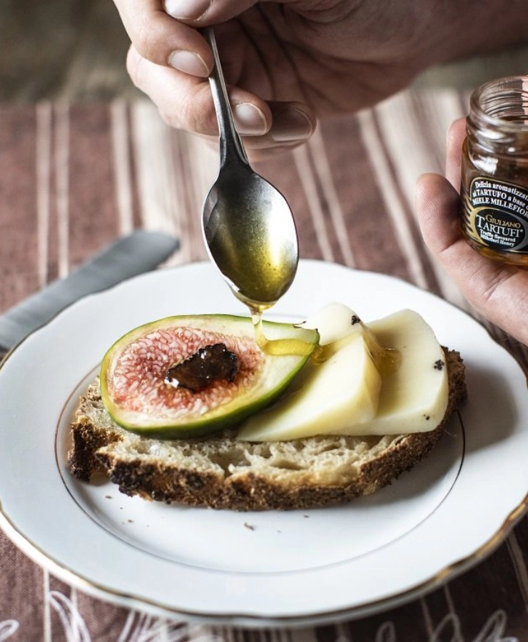 Miód truflowy jest doskonałym dodatkiem do deserów, czy też typowego toskańskiego antipasti, jakim jest deska serów albo deska wędlin